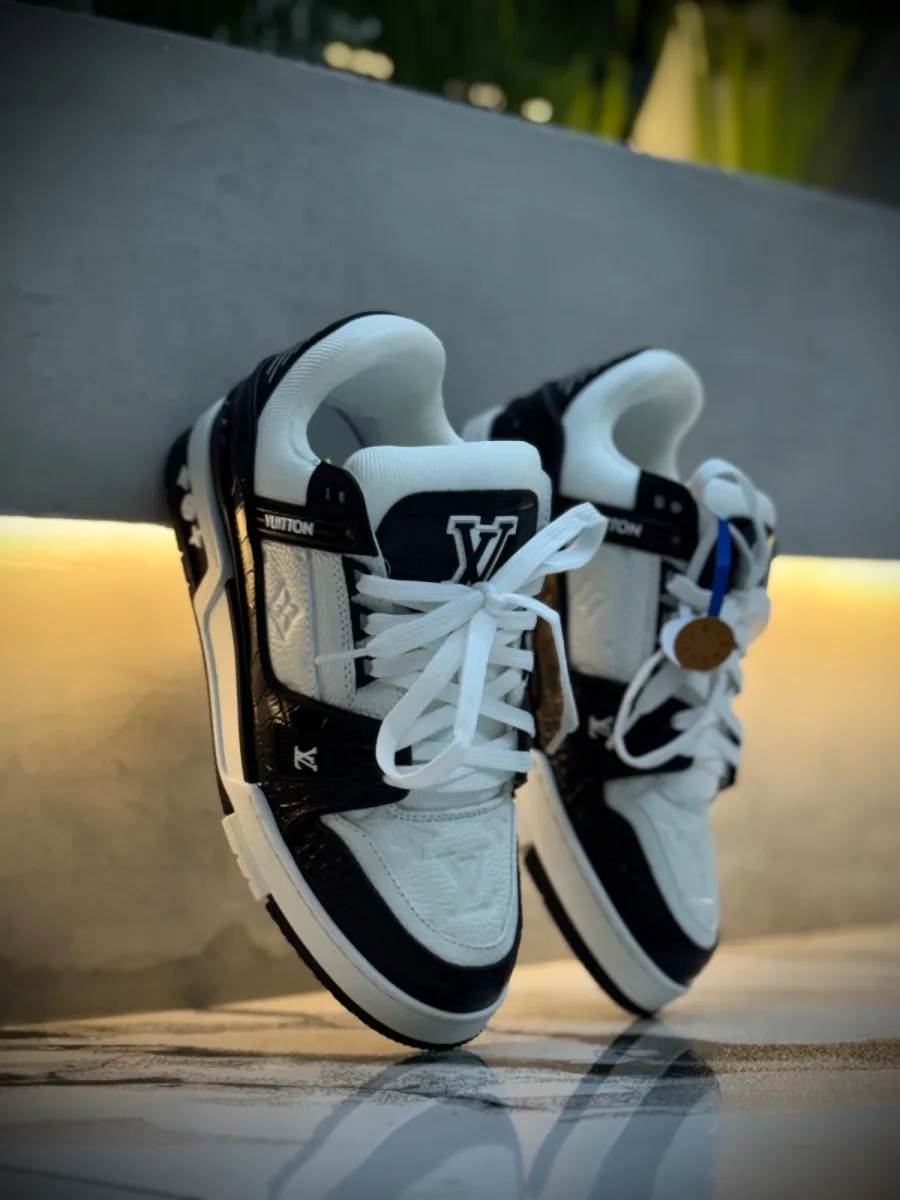 Tenis Louis Vuitton turcos negros con blanco — vista alternativa