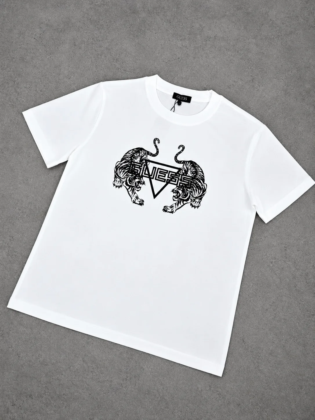 Camiseta Guess 1.1 Premium blanca con negro