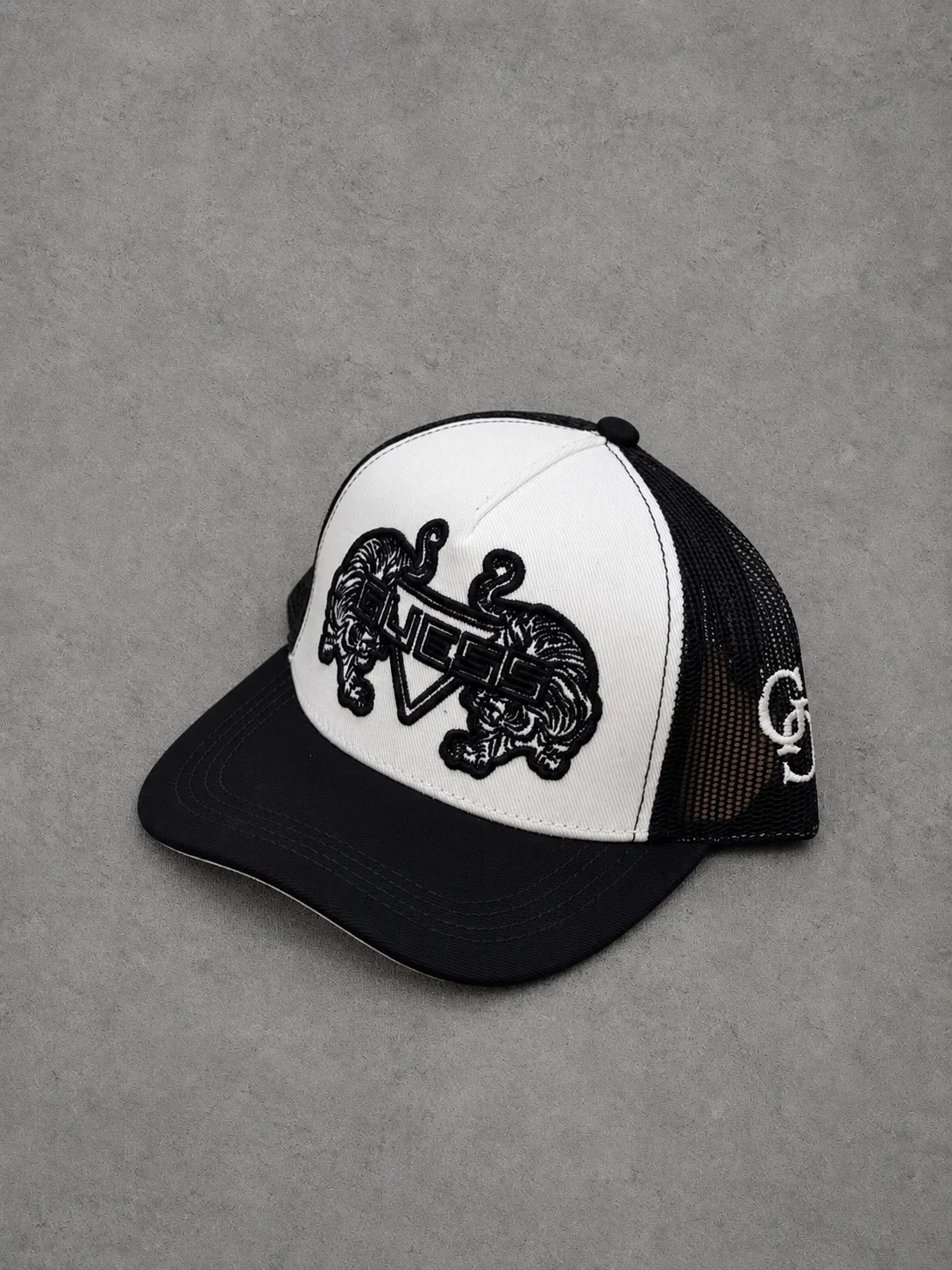 Gorra Guess 1.1 Premium blanca con negro