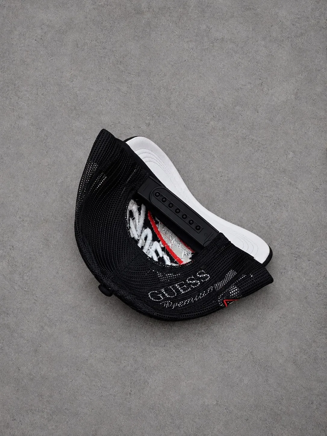 Gorra Guess 1.1 Premium negra — vista 2