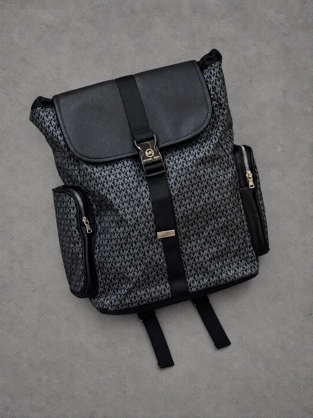 Bolso Michael Kors 1.1 Premium gris con negro