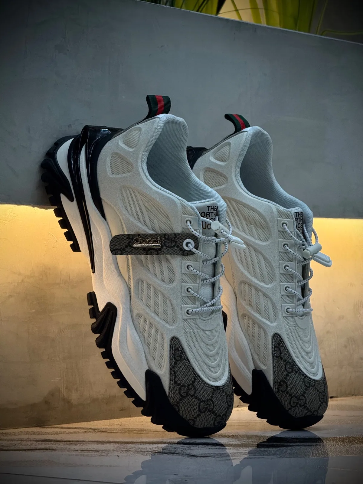Tenis Gucci Turcos blanco con dorado