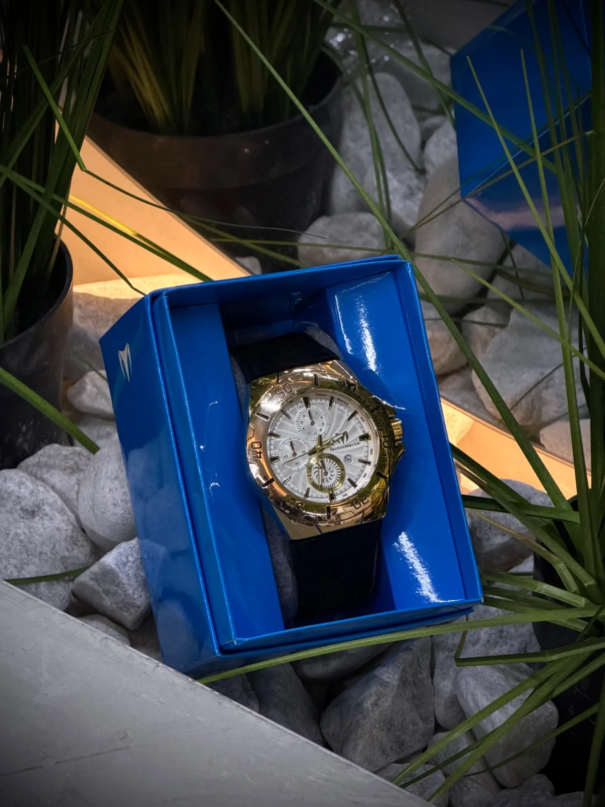 Reloj TECHNOMARINE circular 1.1 premium dorado
