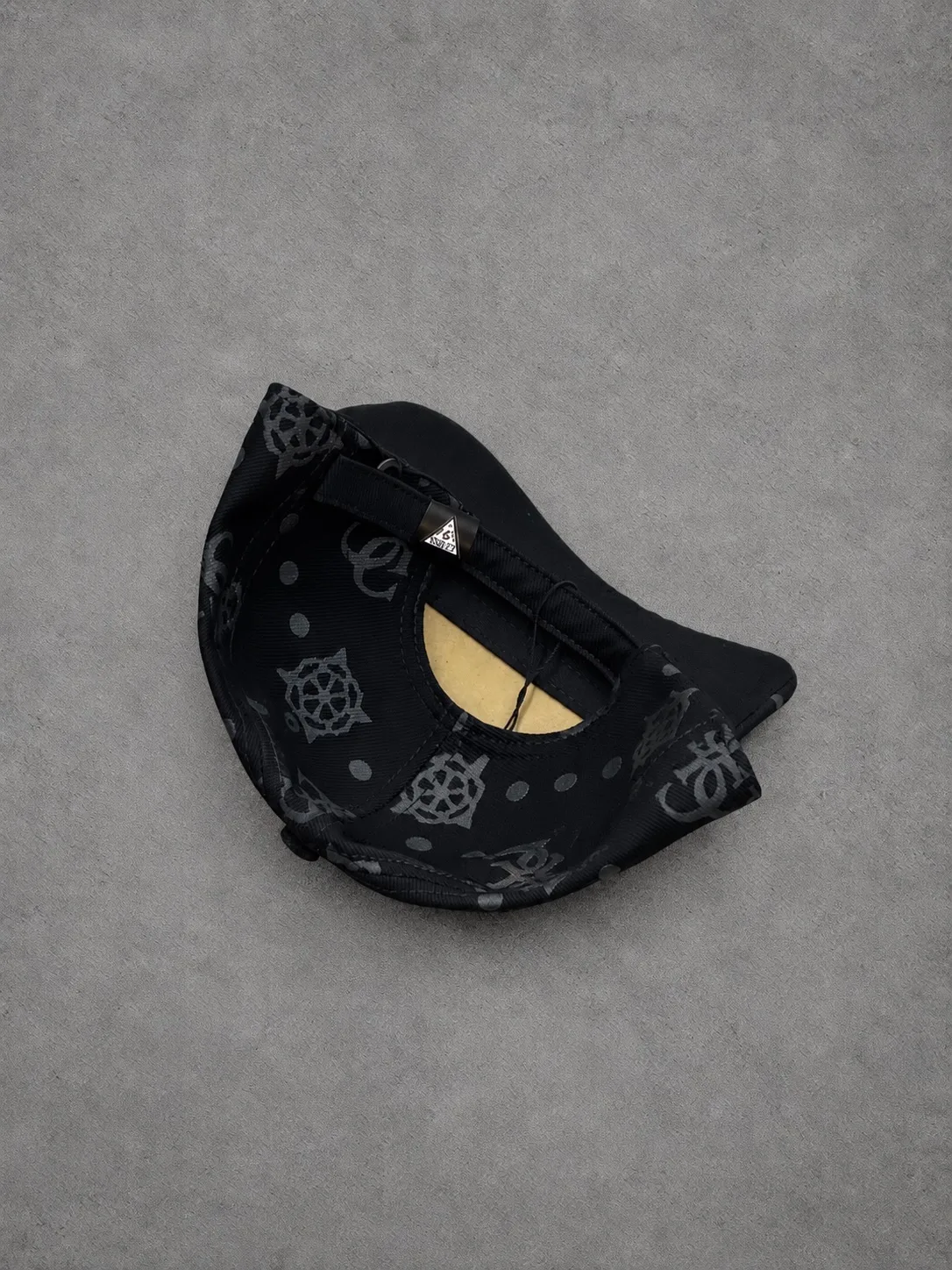 Gorra Guess 1.1 Premium negra — vista 2