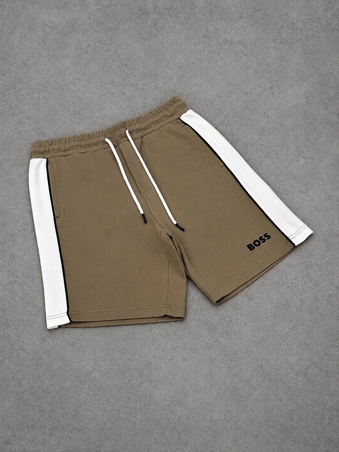 Pantaloneta BOSS 1.1 premium café con blanco