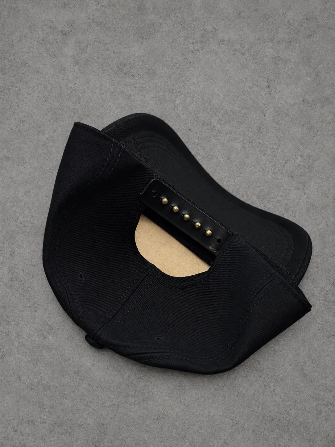 Gorra Y/OUT 1.1 Premium negra — vista 2