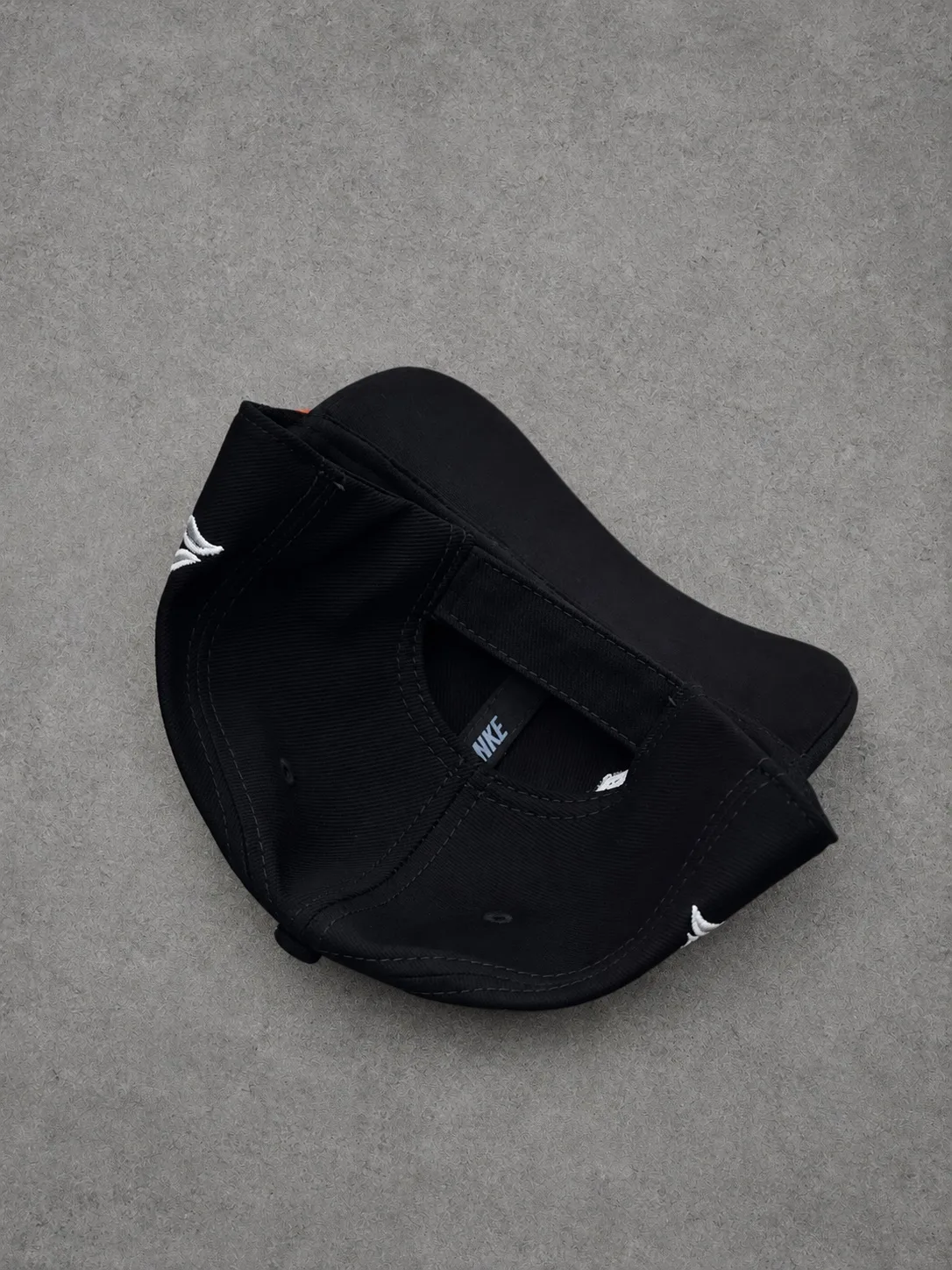 Gorra Nike 1.1 Premium negra con blanco — vista 2