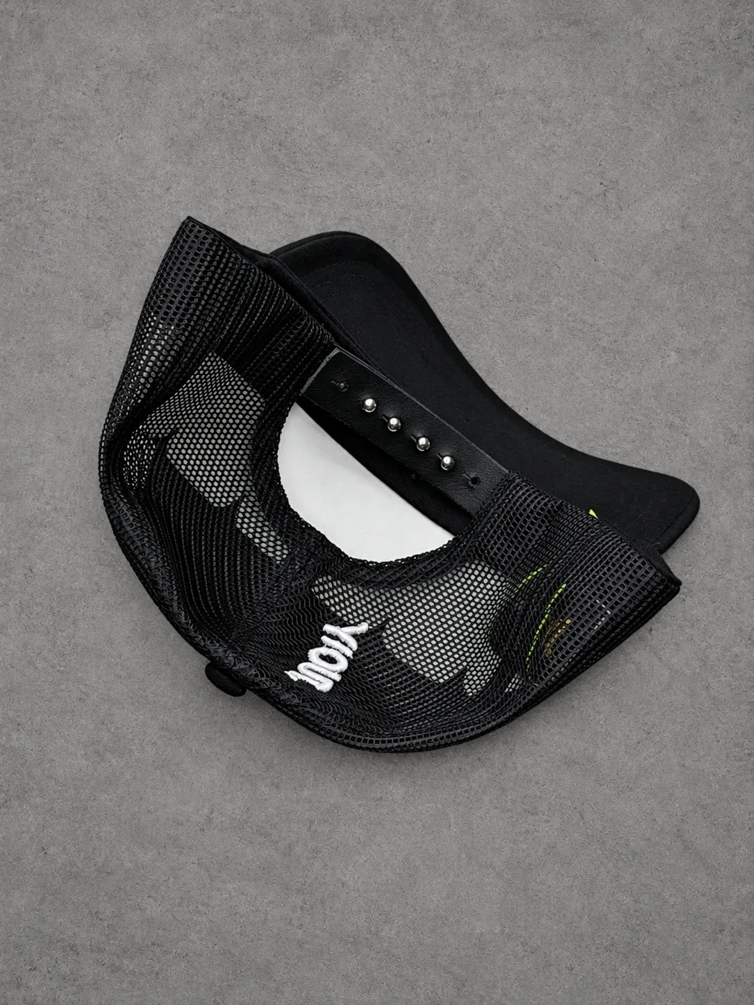 Gorra Y/OUT 1.1 Premium negra con blanco — vista 2
