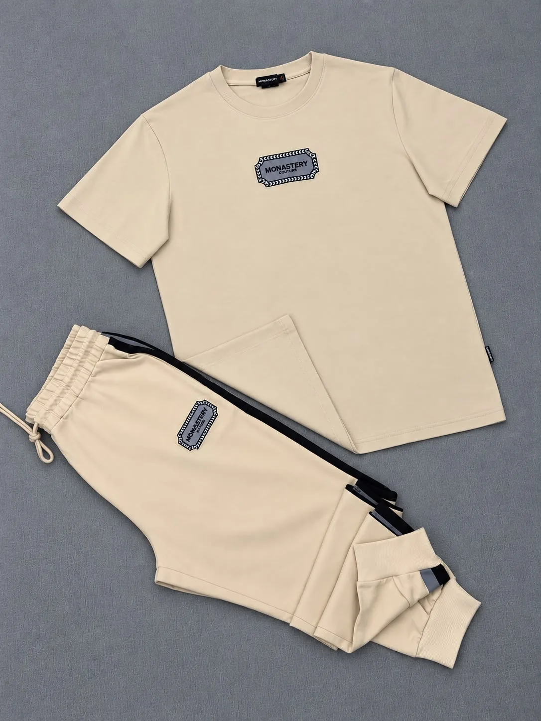 Conjunto Monastery sudadera y camiseta 1.1 premium café