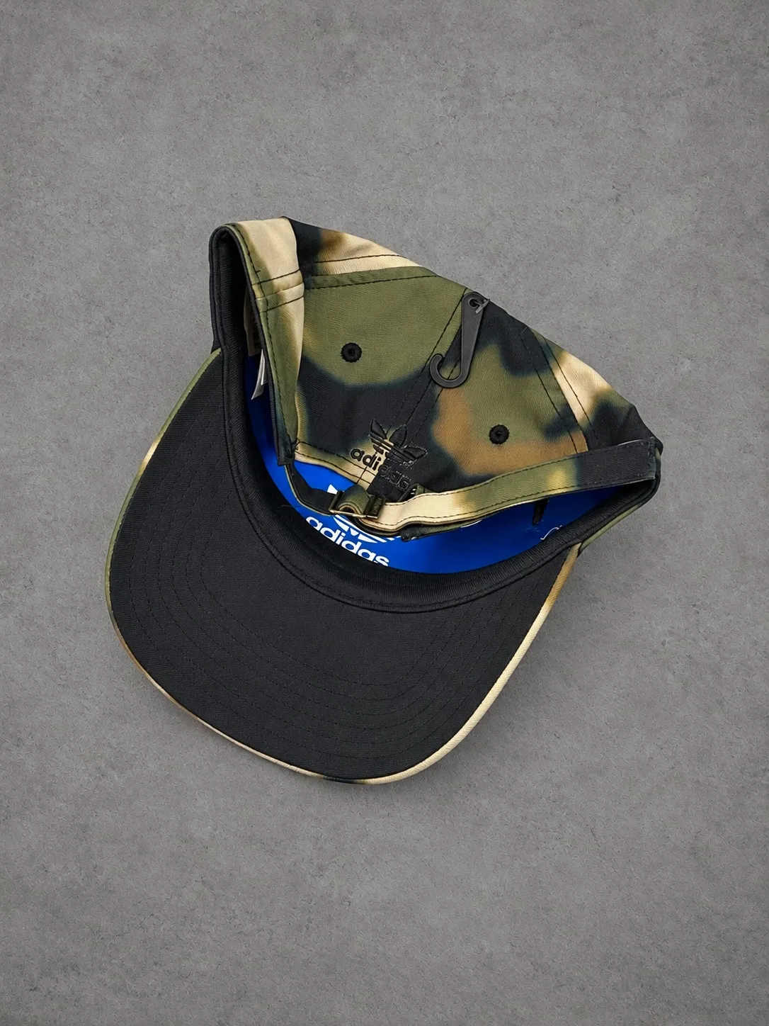 Gorra Adidas clásica original verde militar — vista 2