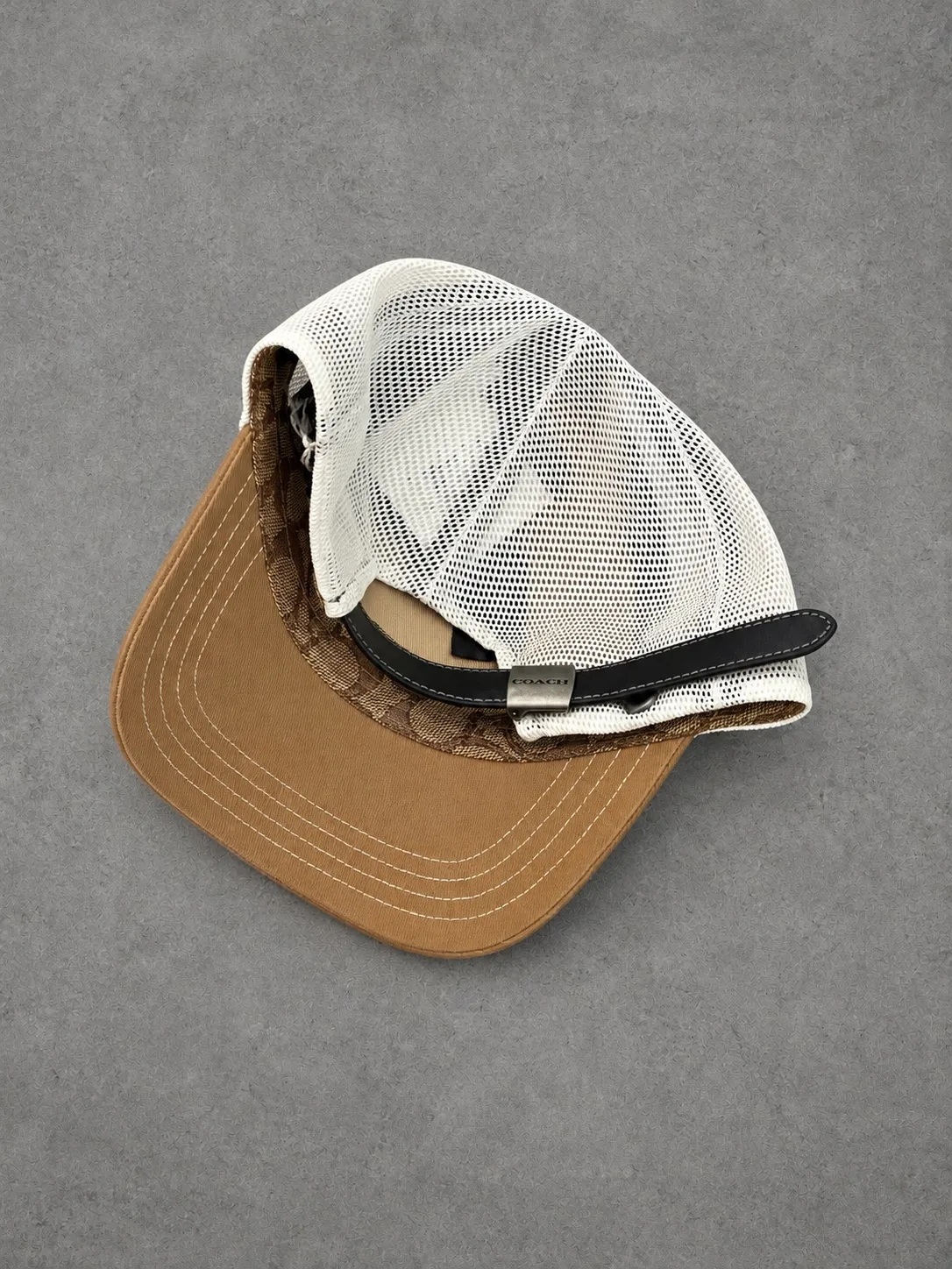 Gorra Coach original café — vista 2